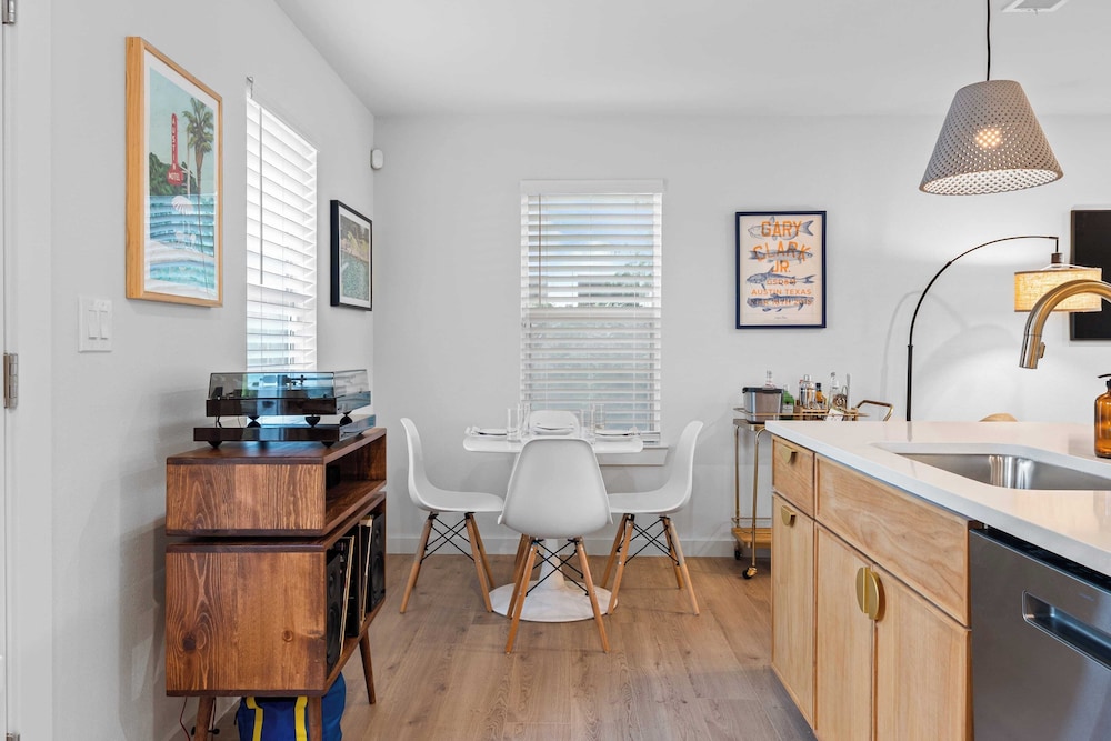 Casa Que Canta by Avantstay Private Pool, Firepit & Walkable East Austin Gem