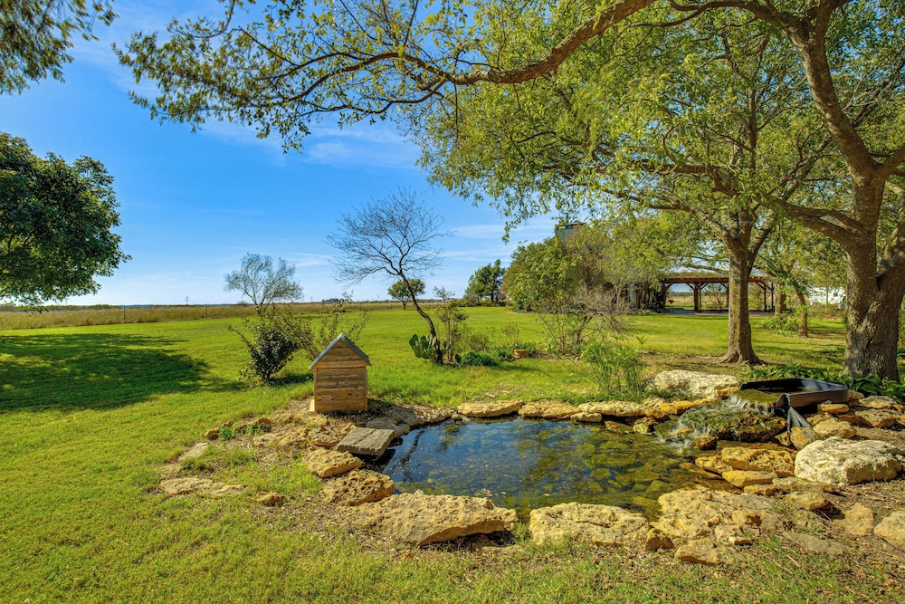 30 Mi to Fort Worth: Rural Retreat w/ Patio!