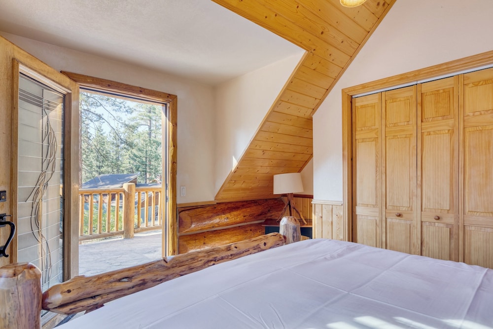 Pinetree Place by Avantstay Group Cabin w/ Hot Tub Minutes to the Lake