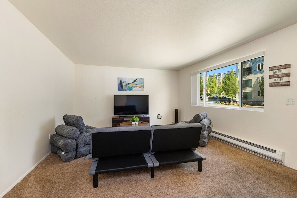 Family-friendly 2BR Home in Lynnwood w Parking