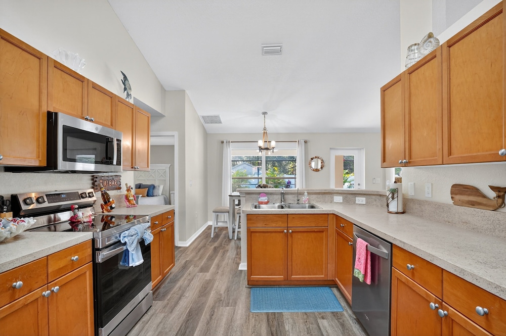 Spacious 4br Retreat With Heated Pool & Spa 4 Bedroom Home