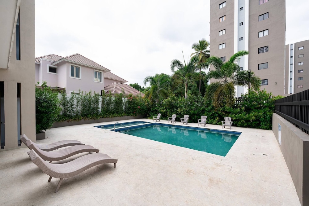 Dream Stay - Pool & Gym - 10min Airport & Homs