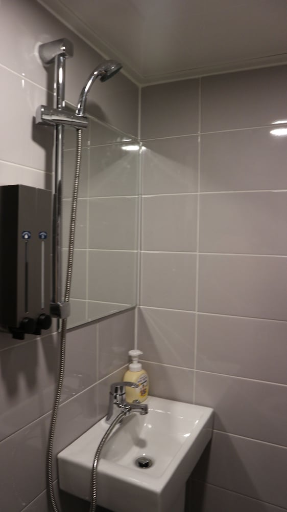 Zzzip Guest House - Hostel