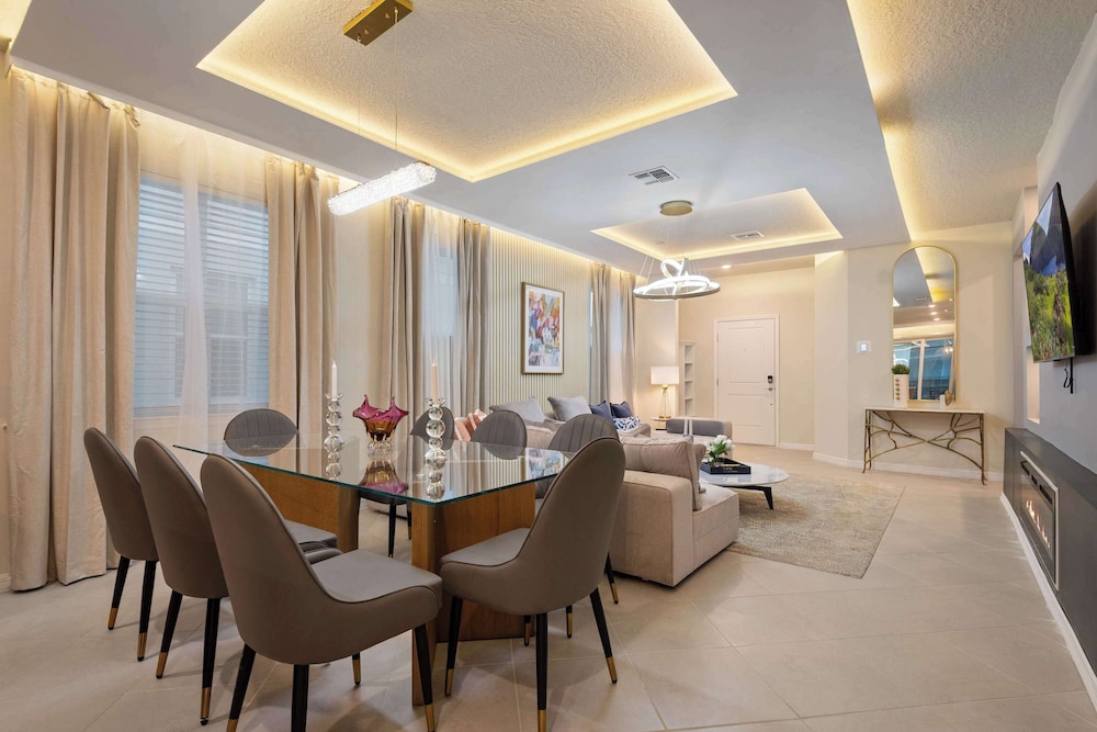 Luxurious Windsor Cay Villa Private Pool, Epic Game Room & Minutes to Disney!