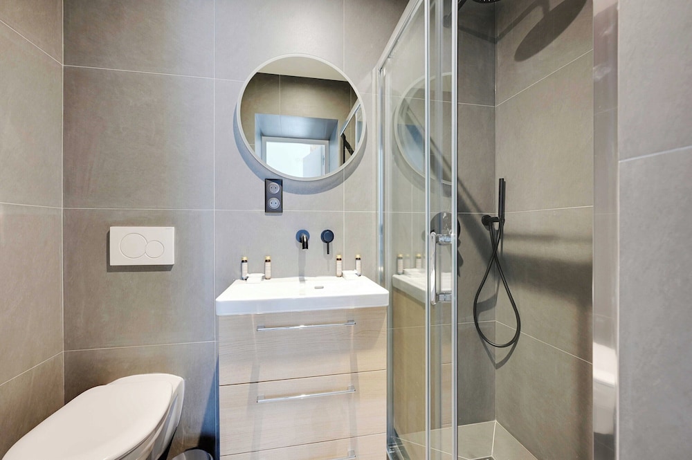 Modern Apt - 2bd/6p - Near Paris view 5
