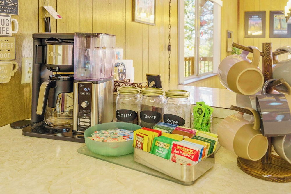 Walk to Fly-in Lake: Blue Lake Springs Cabin!