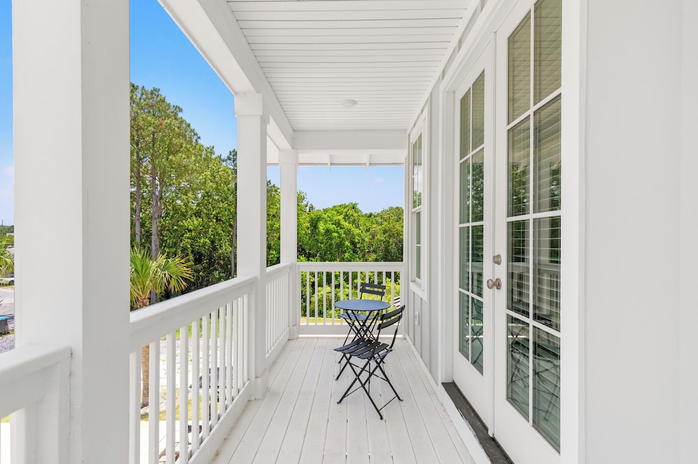 Spacious 6BR Beach Home Sleeps 15 Relax & Reconnect at Coastal Breeze