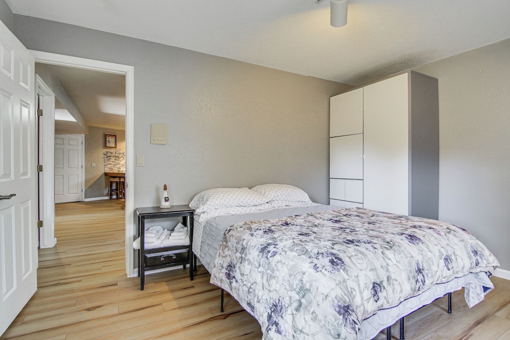 Private Hot Tub, 4 Mi to Usafa: Cozy Apartment!