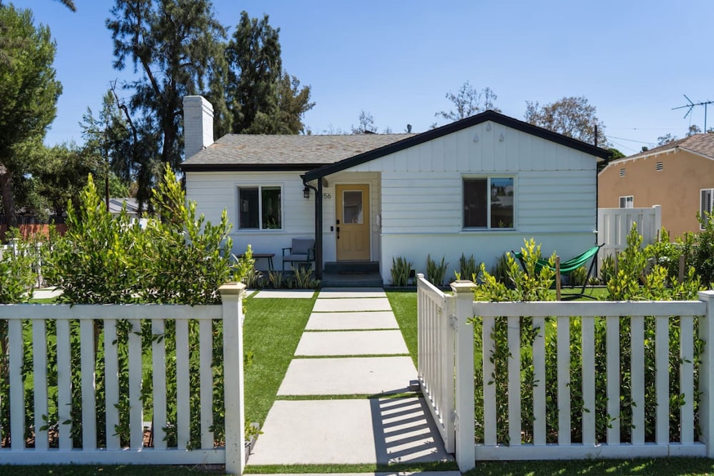 Remodeled 3BR House w Hot Tub Fenced Yard p58