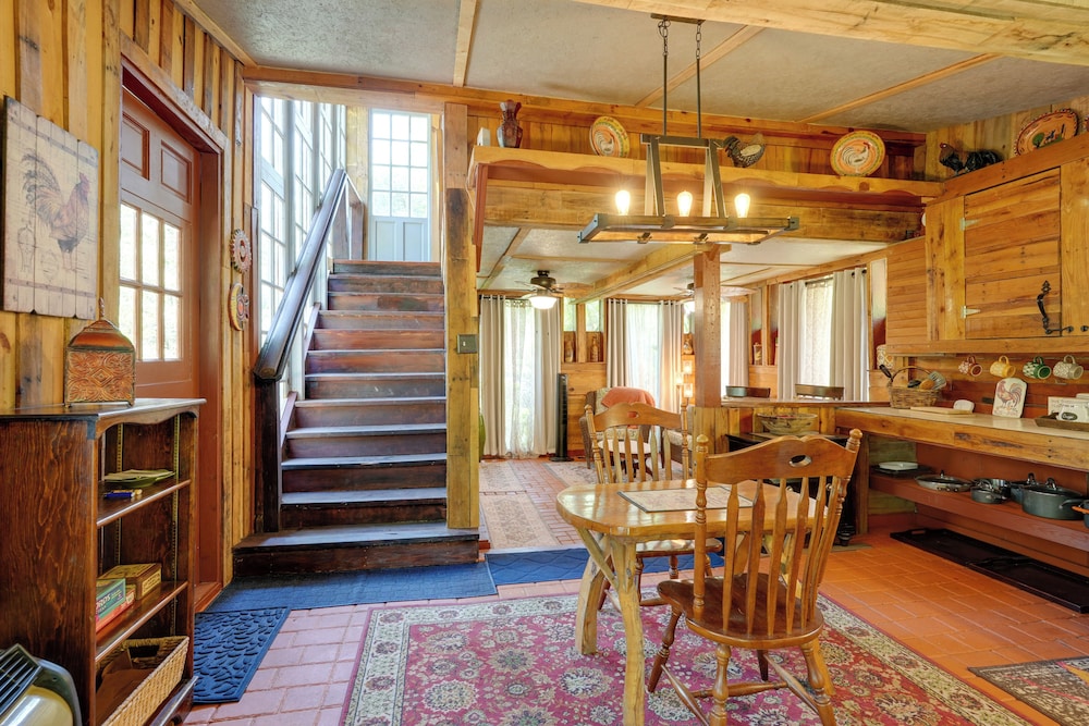 Glamping-style Cabin on 20-acre Farm Near Lutz!
