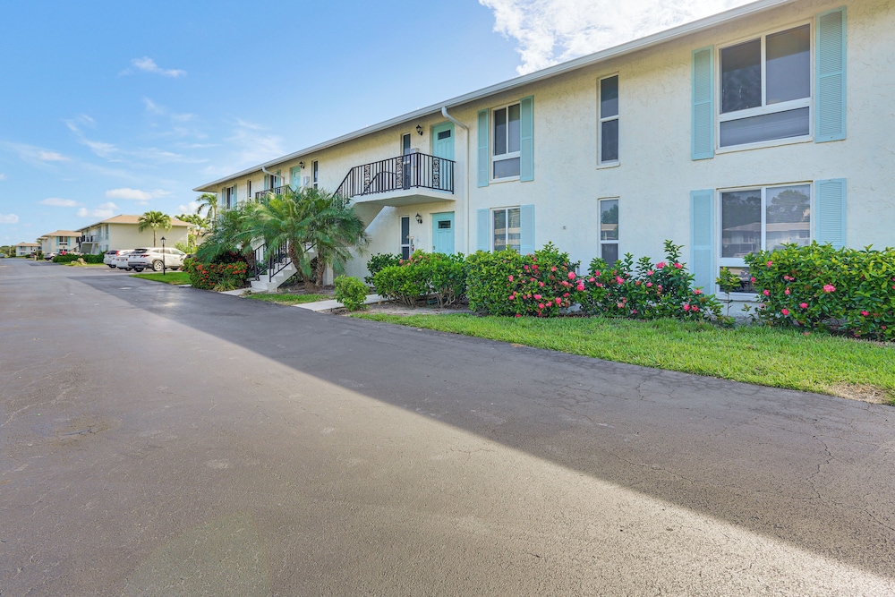 Golf Retreat w/ Pool Access: 3 Mi to Dtwn Naples