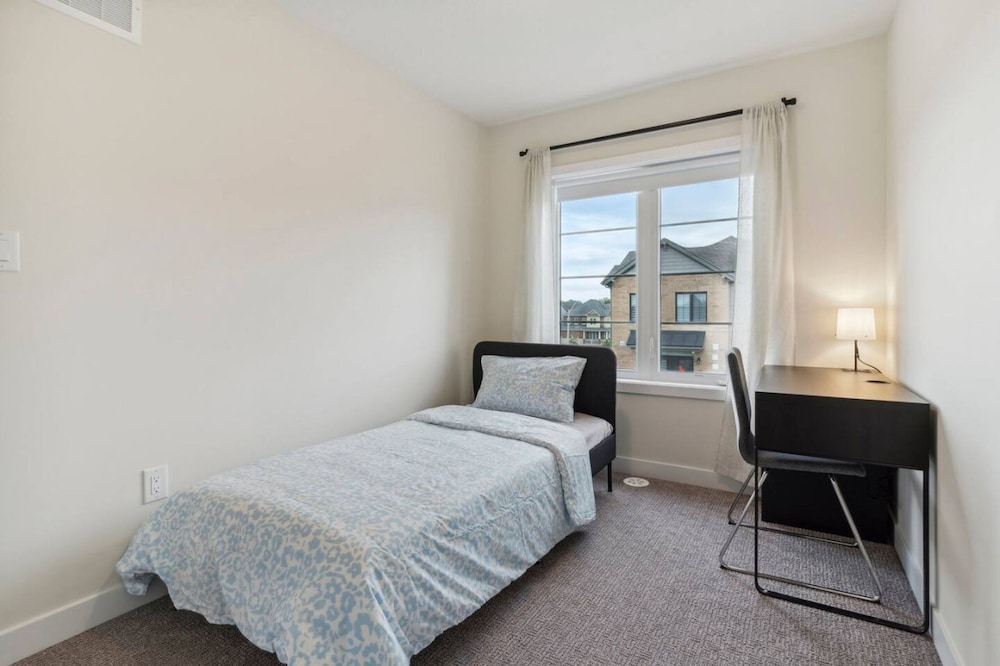 A Brand New 4BR Townhouse in Thorold Retreat