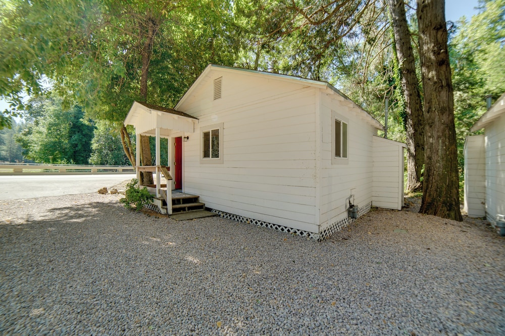 Golf & Hike: Cobb Mountain Cabin in Scenic Forest!