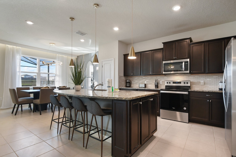 Lux Family Home in Exclusive Windsor Island Resort