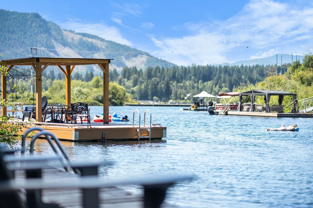 Riverside by Cowichan Lake Cottages