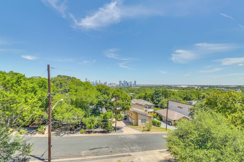 3 Mi to Dtwn: Centrally Located Austin Townhome