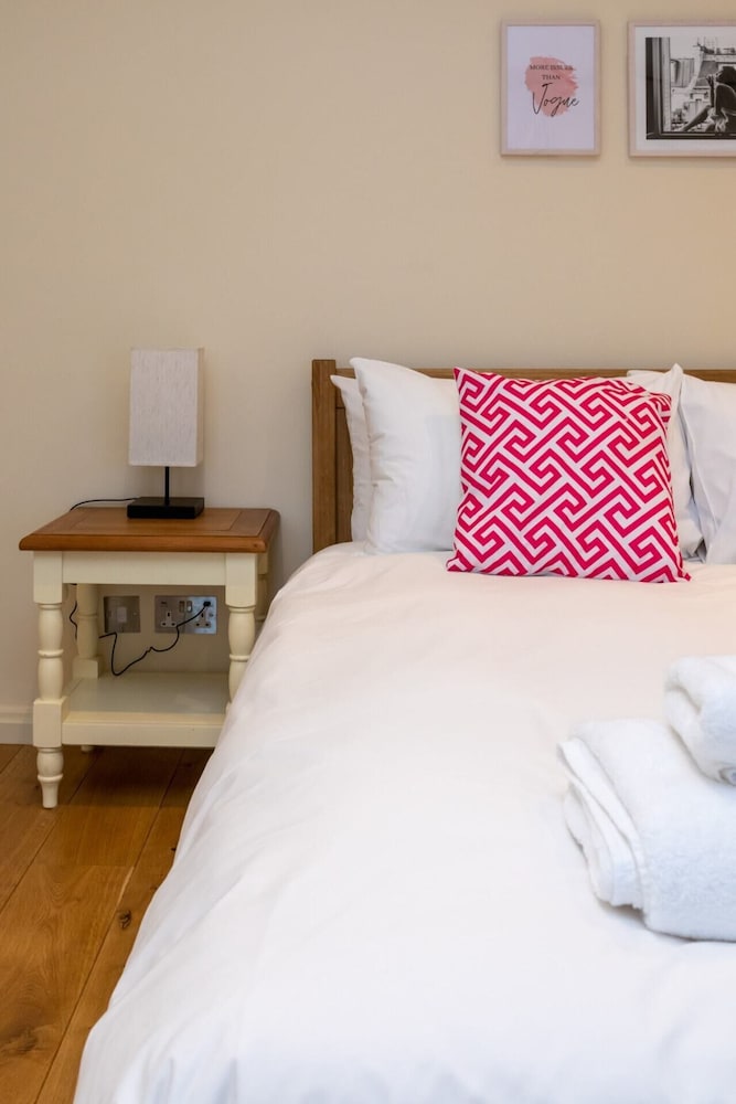 Modern and Bright 3 Bedroom House in Paddington