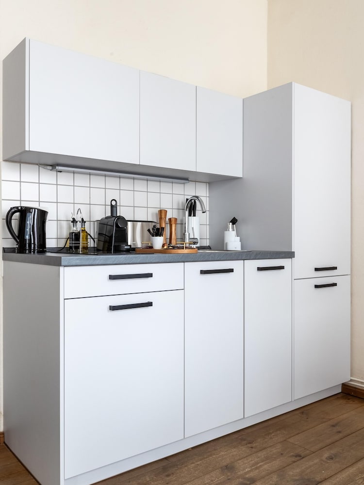 Schoenhouse Avenue by Limehome