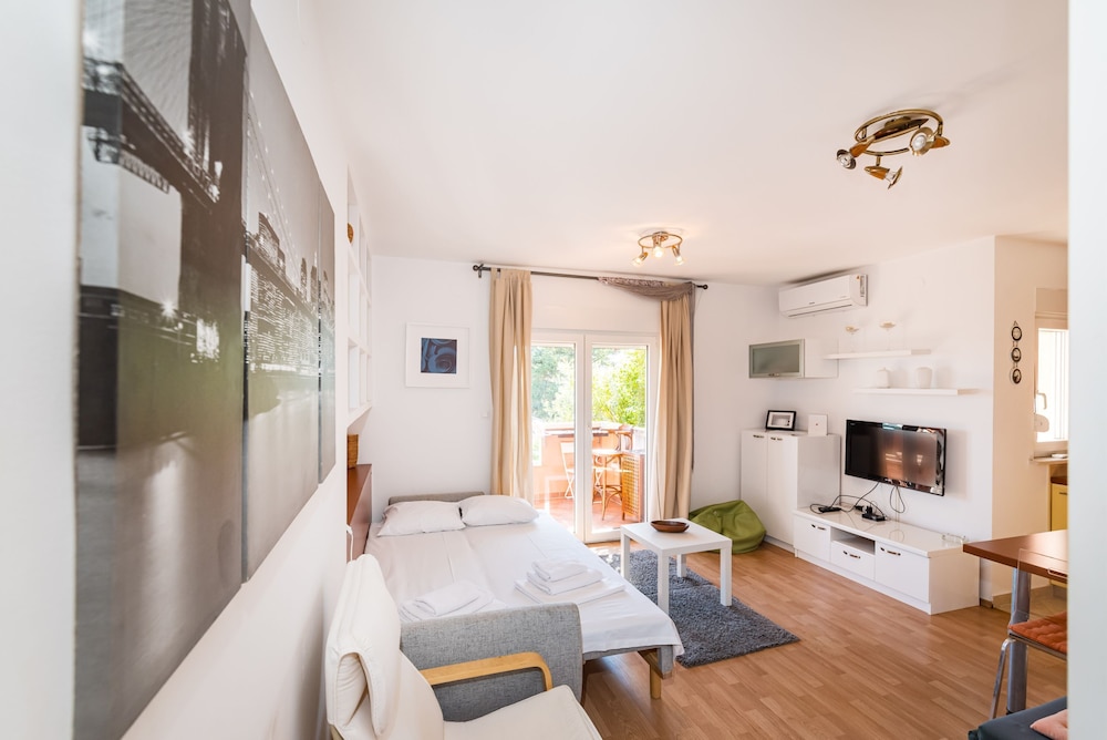 Mirella Cosy Apartment With Two Bedrooms view 3