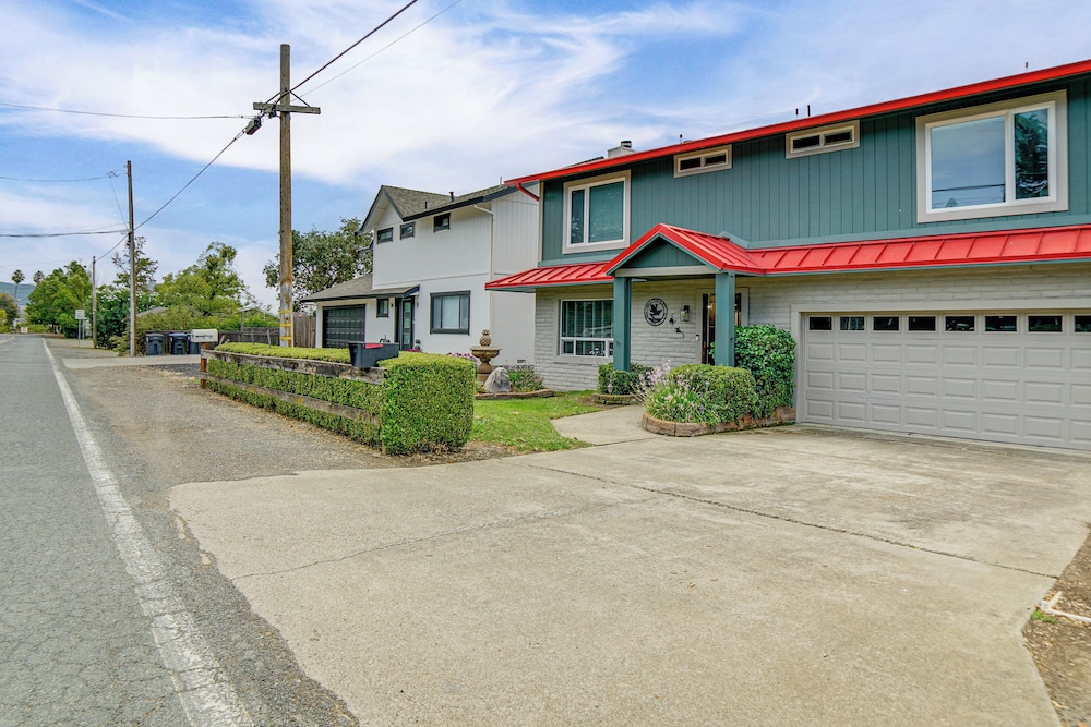 Waterfront Clear Lake Home w/ Game Room & Deck!