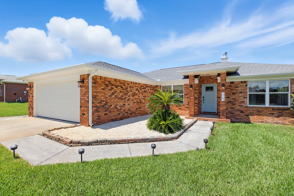 Sunny 3BR w/Hot Tub & Game Room Home