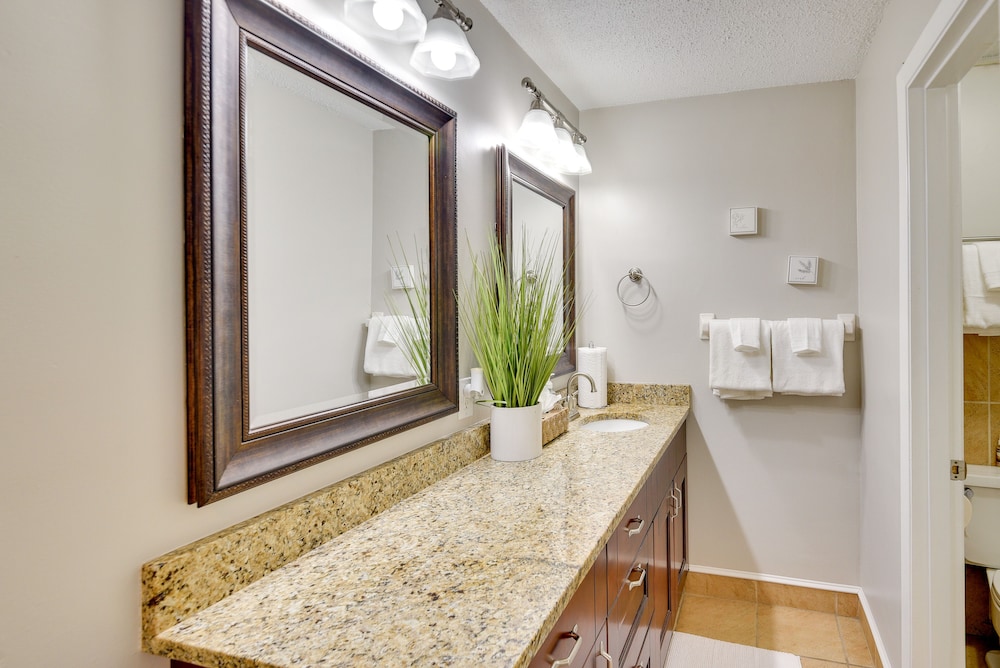 Florida Getaway - Balconies, Grill & Near Beaches!