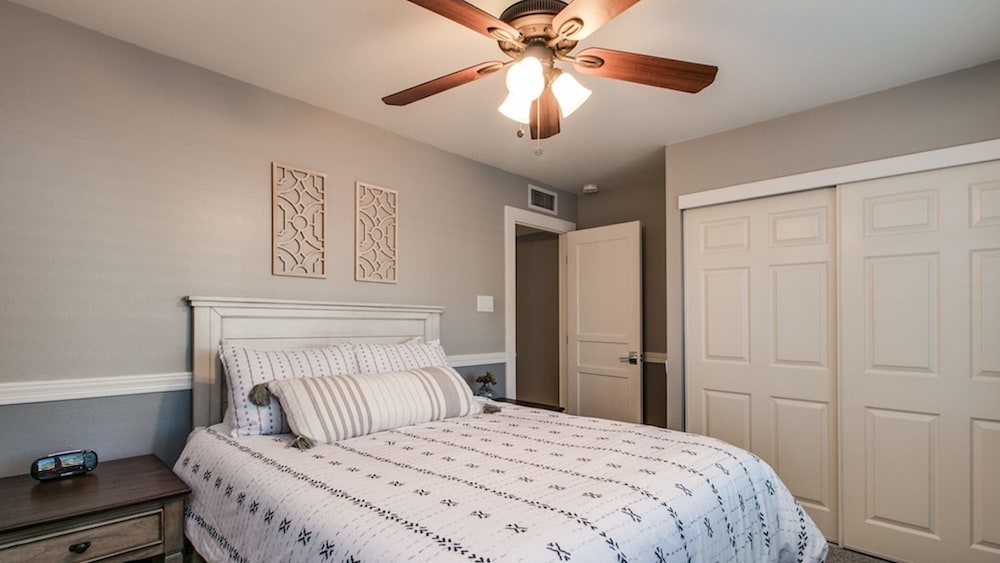 Relaxing 4 Bdrm Retreat in the Heart of Scottsdale