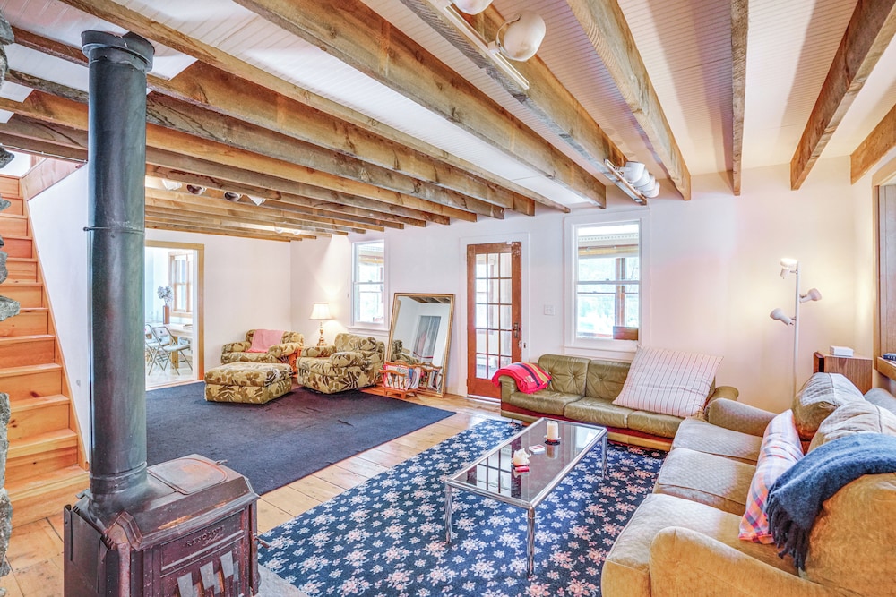9 Mi to Dtwn Hudson: Pet-friendly Home w/ Pool