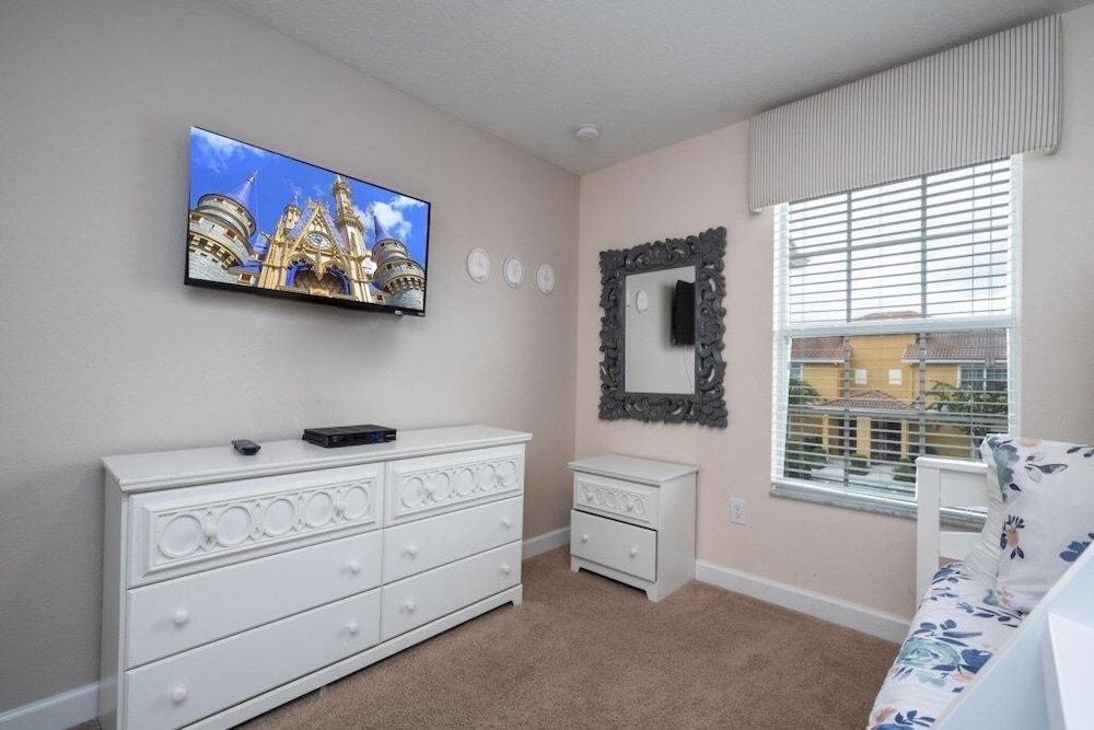 Family Pool Home Near Disney!! Modern Decor, Bbq ,resort W/ Tons Of Amenities! 6 Bedroom Home