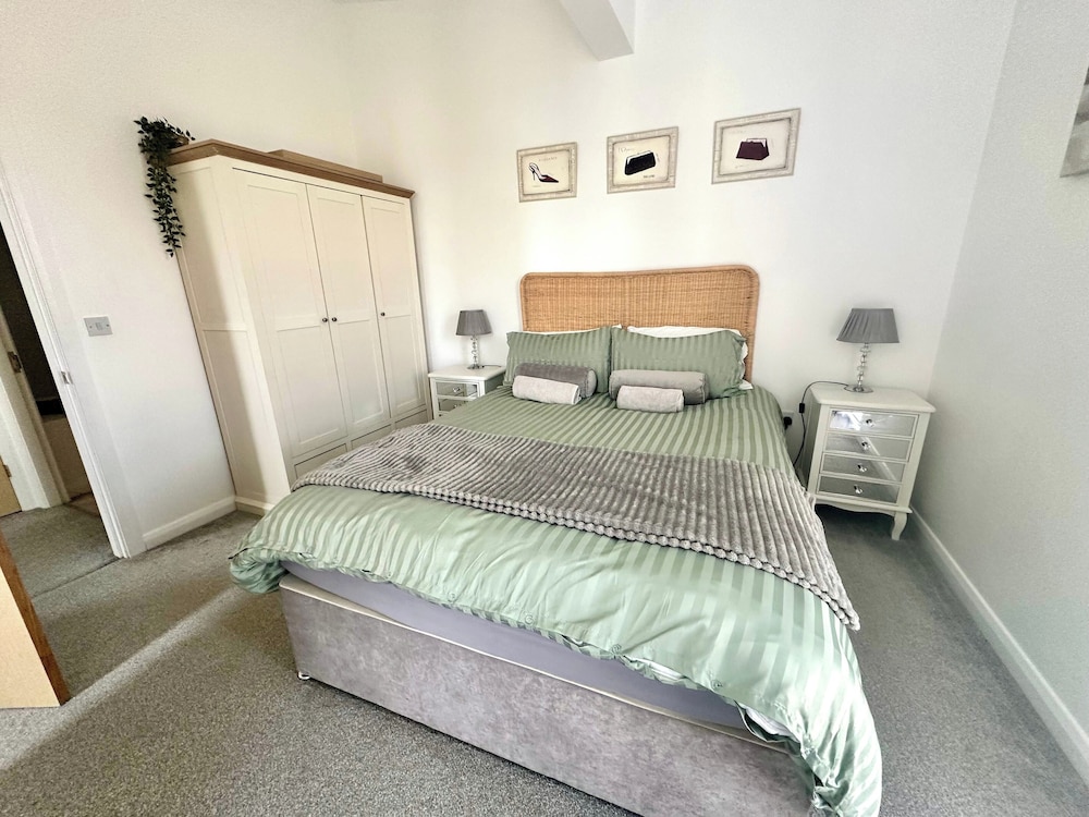 3 Bed-sleeps 6-garden-parking-pets