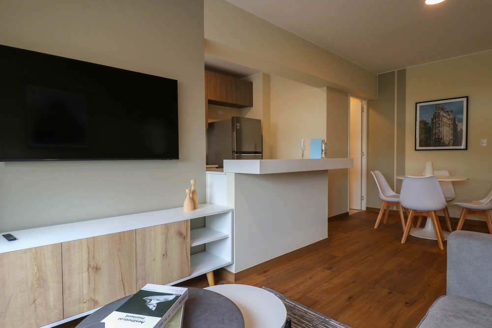 w Glorious 2BR w Perfect Balcony Near Kennedy Park