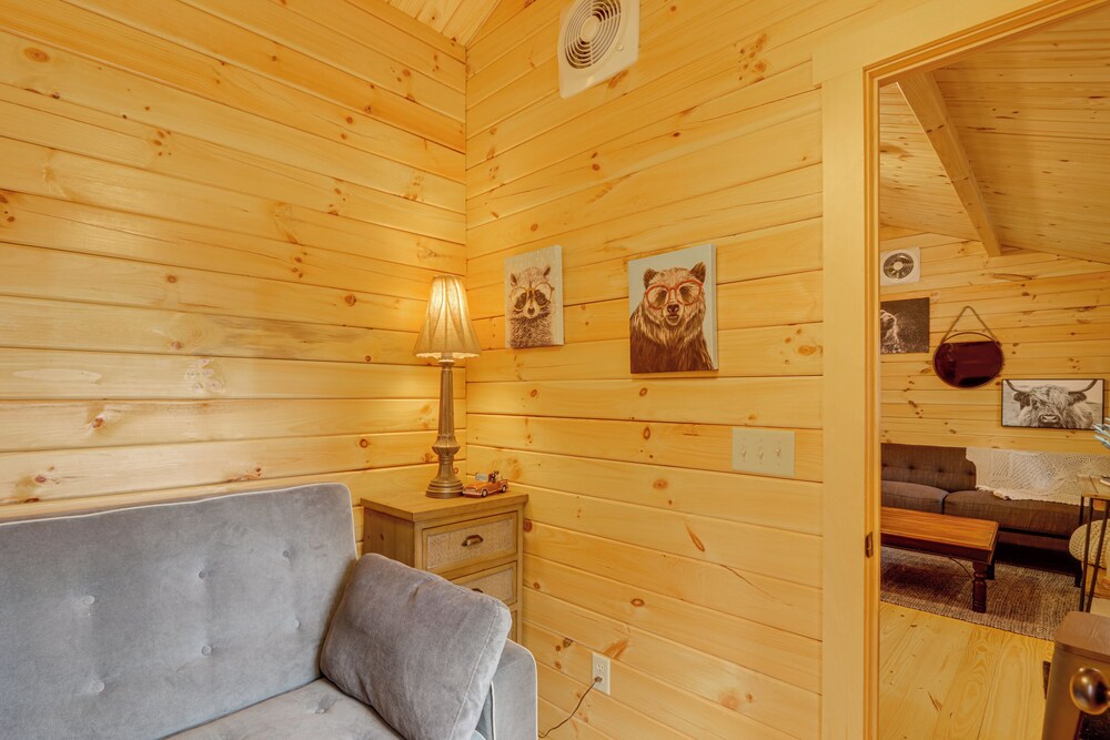 15 Mi to Blue Ridge: Forested Cabin w/ Decks!