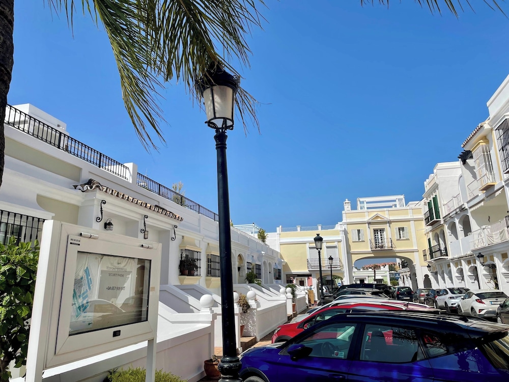 Marbella - House - Sleeps 4 - Pool - Parking