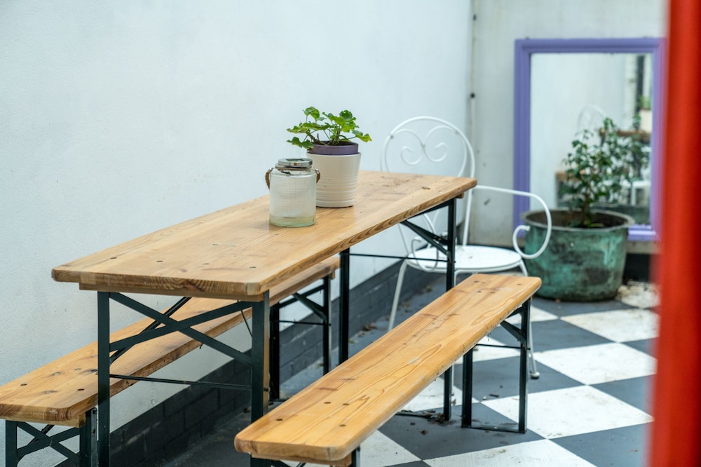 JOIVY Colorful Apt W/Garden, In Shepherds Bush