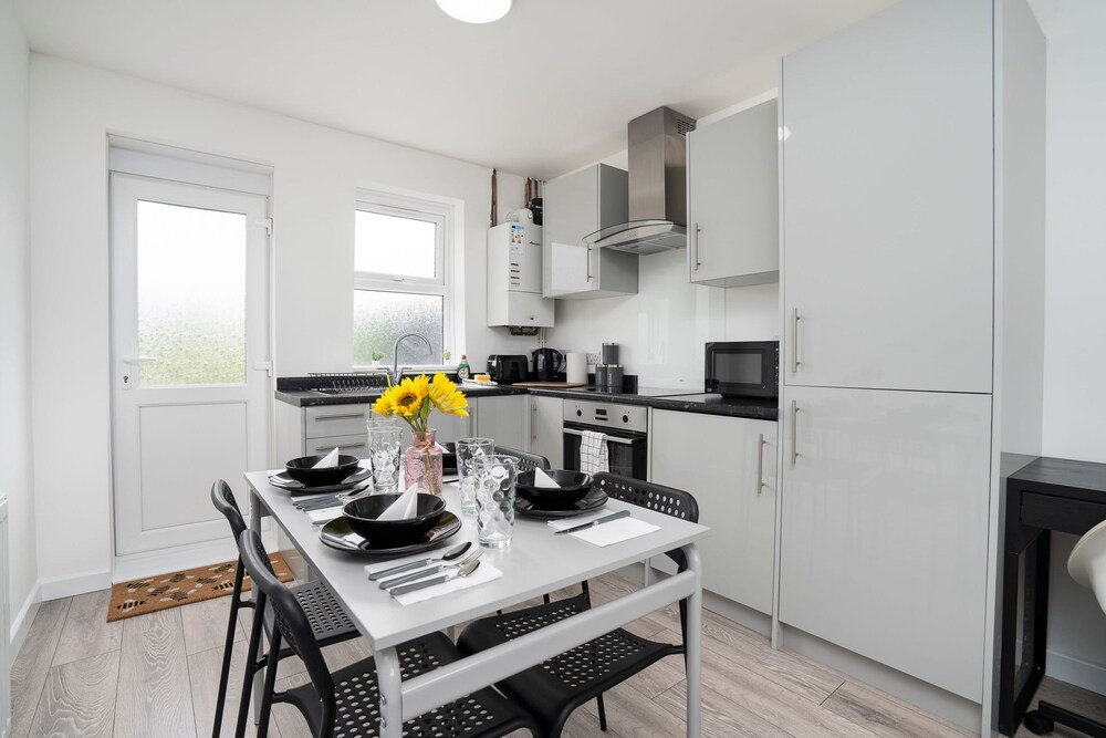 Modern 4 Bed House-free Parking