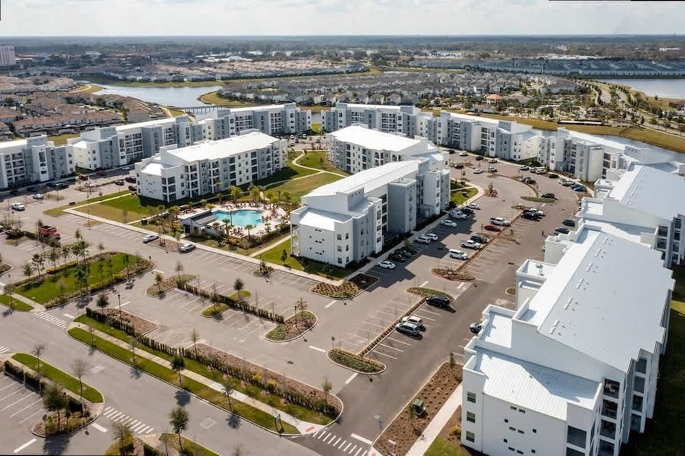 Lake View Resort Condo w Lazy River Near Disney