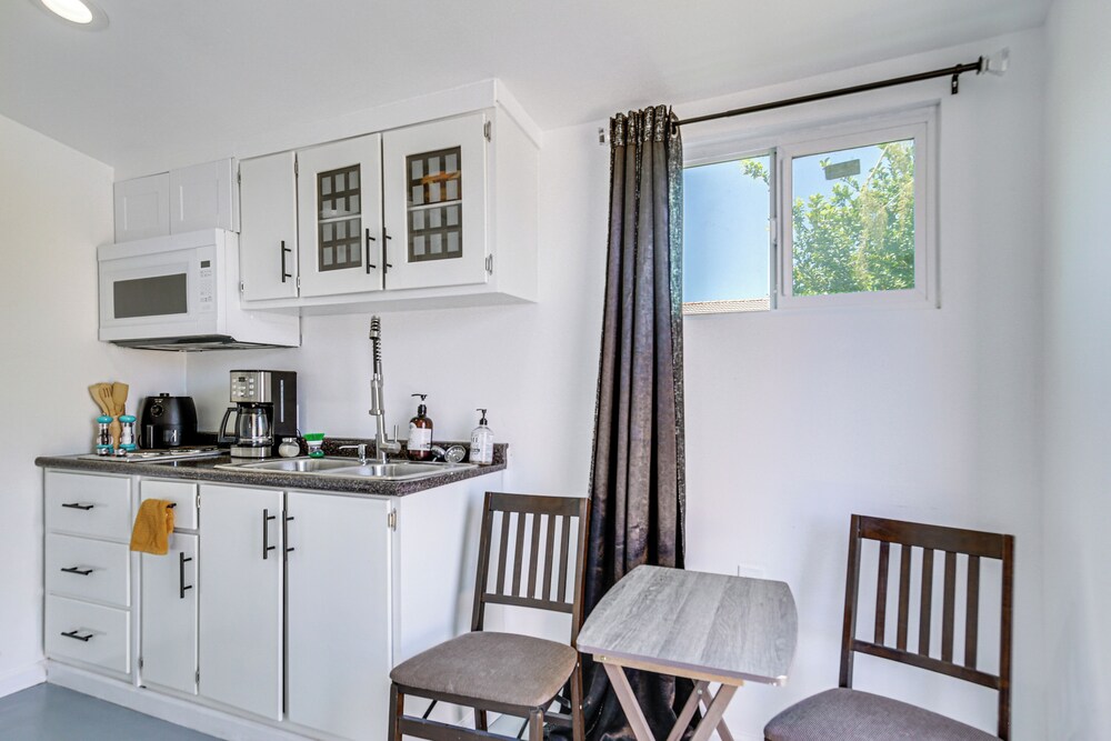 3 Mi to Coachella: Quaint Studio w/ Shared Yard!