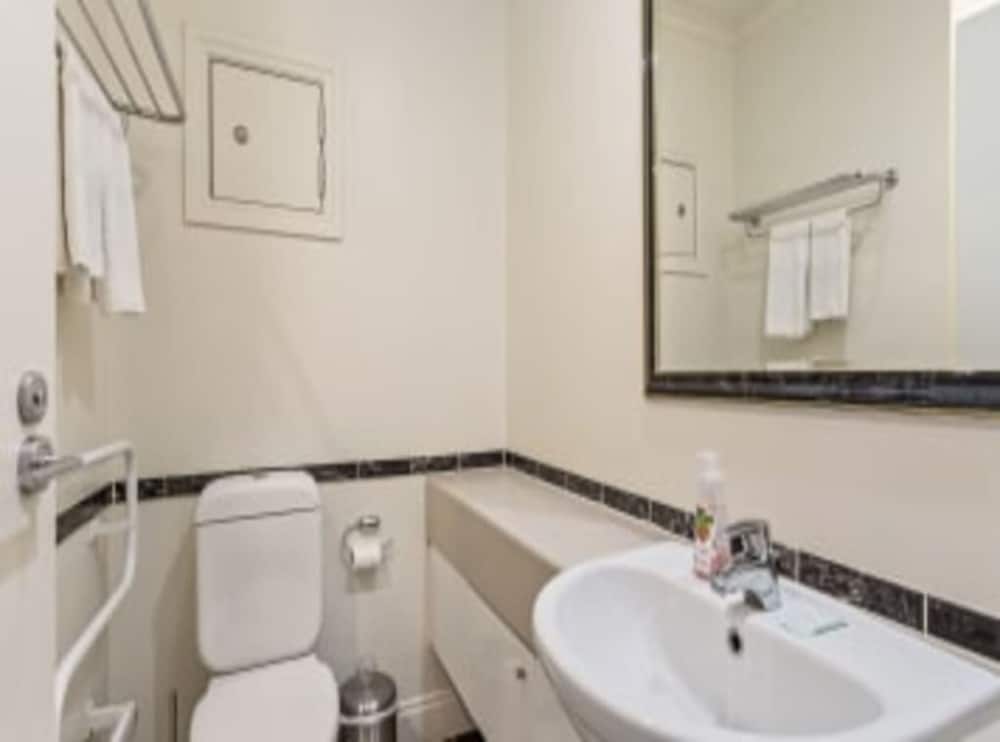 Superking Bed in Stylish Apartment I Zodiak Stays photo 5