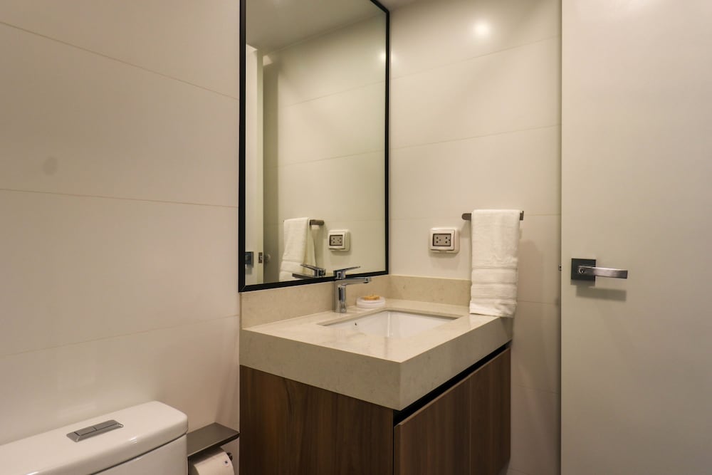 w Brilliant 2BR w Balcony in Miraflores