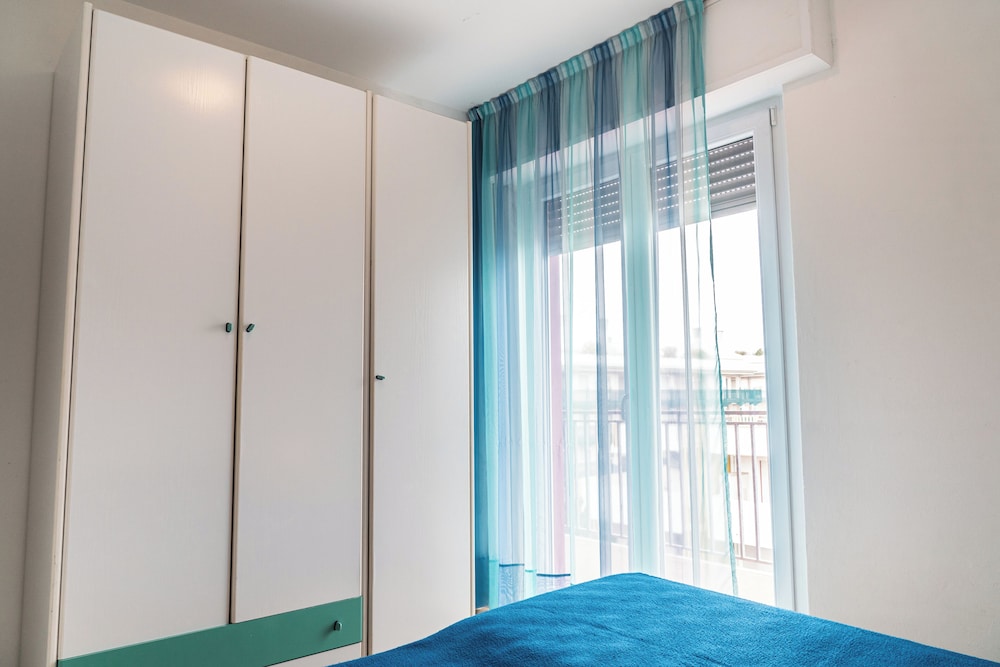 Side sea View Flat for 6 Guests Near Bibione Beach