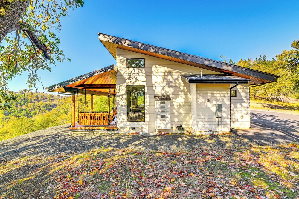 Dreamy Hilltop View: Roseburg Wine Country Retreat