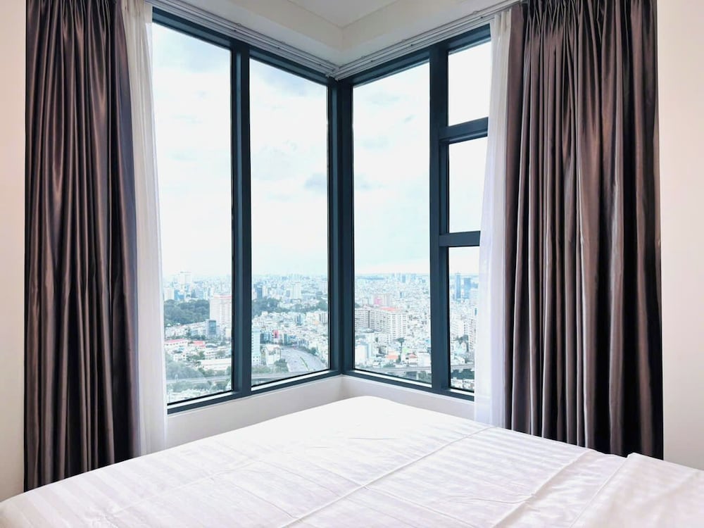 Skyway White & Silver Riverside Resident - Binh Thanh, HCM