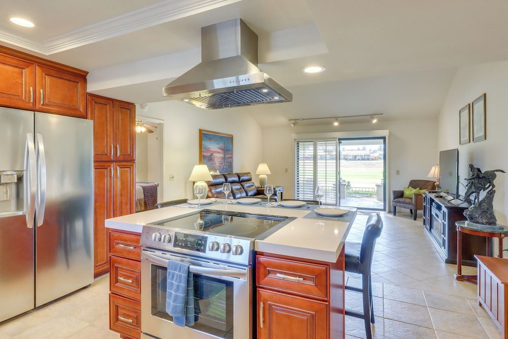 Spacious Condo w/ Mtn Views in Palm Desert!