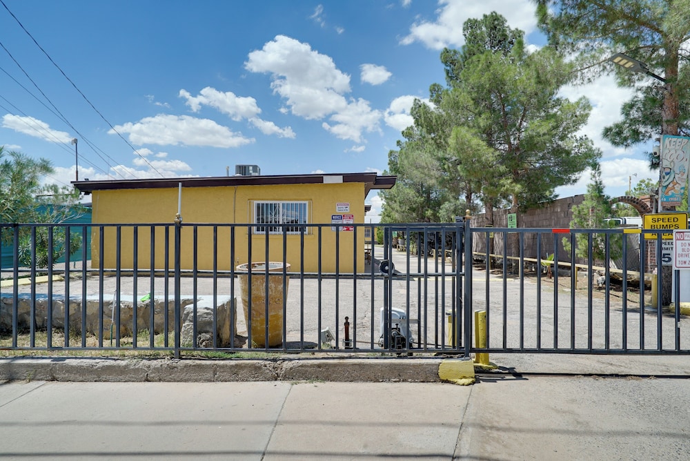4 Mi to Dtwn El Paso: Pet-friendly Apartment!