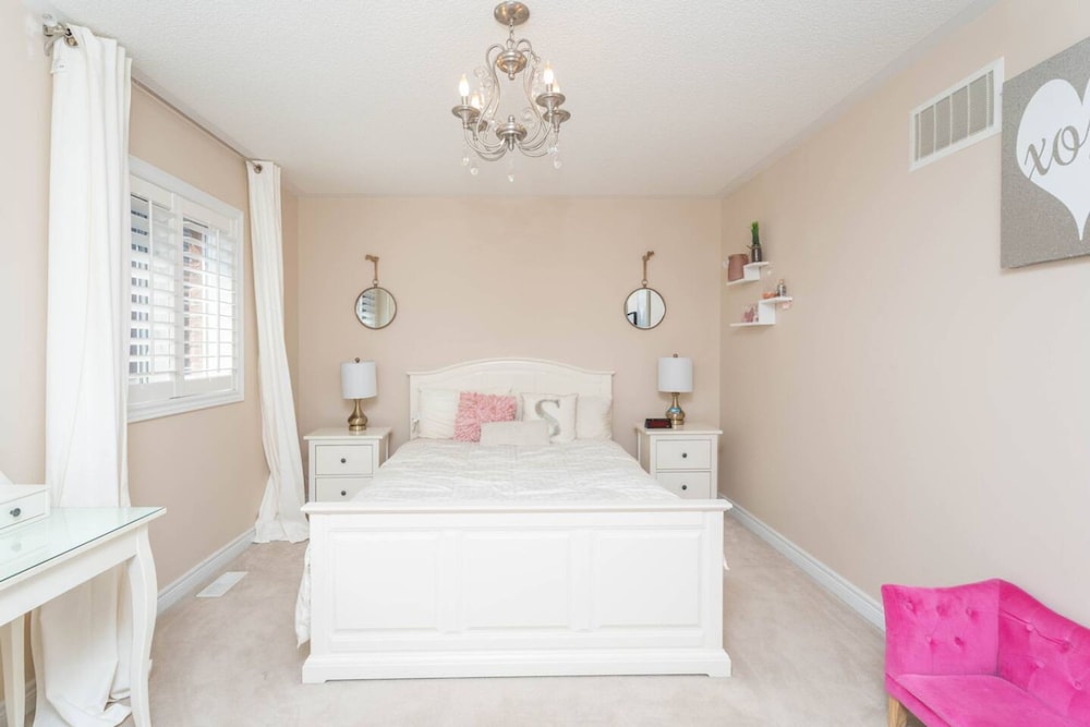Stylish 4BR Oasis Peaceful Mississauga Location