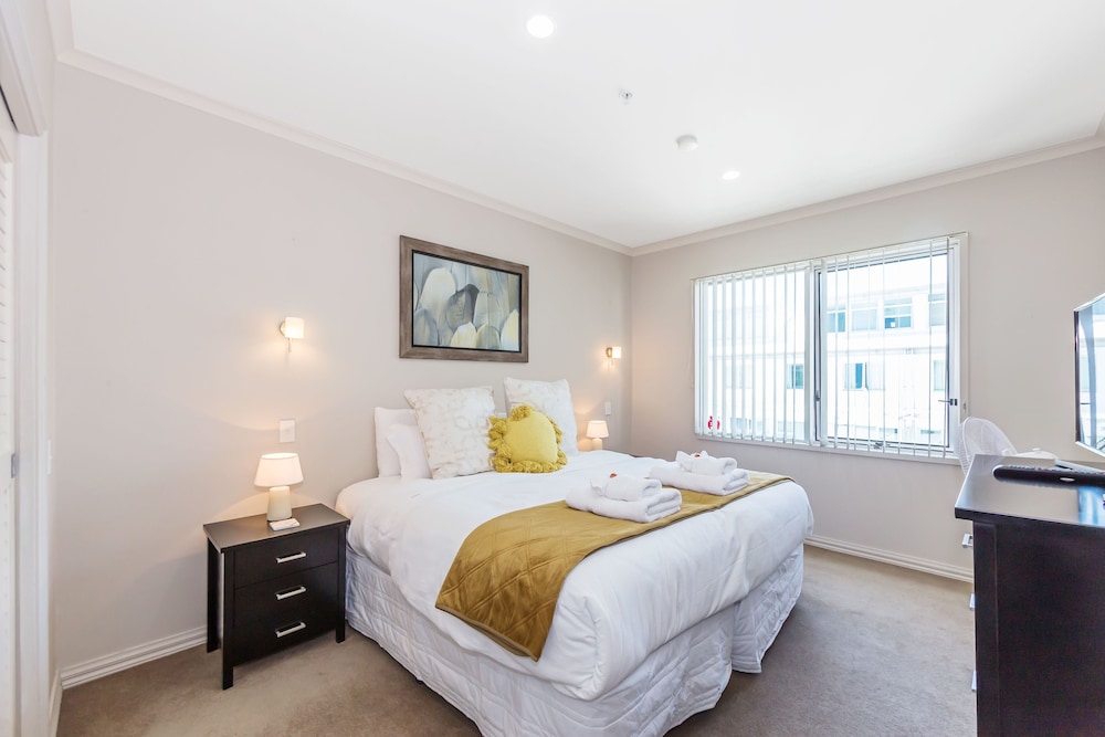 Luxury 3BR Waterfront Penthouse - Image 2