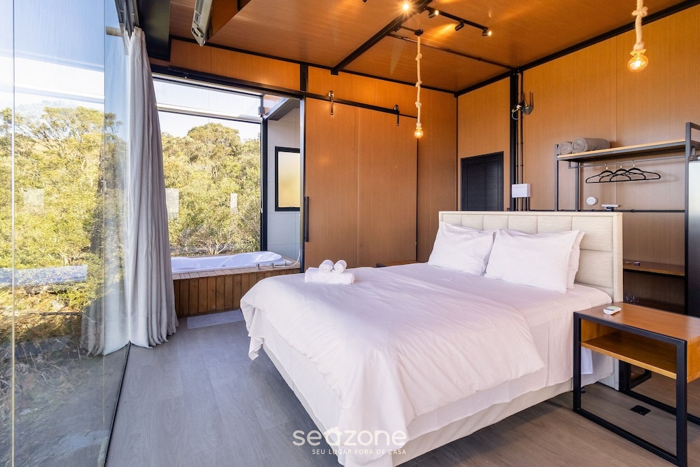 Charming Chalet With Fireplace and hot Tub! Vst044