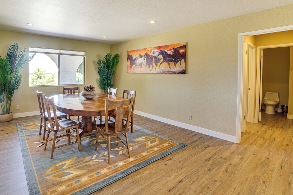 Fenced Yard & Outdoor Bar: Hillside Paicines Home!
