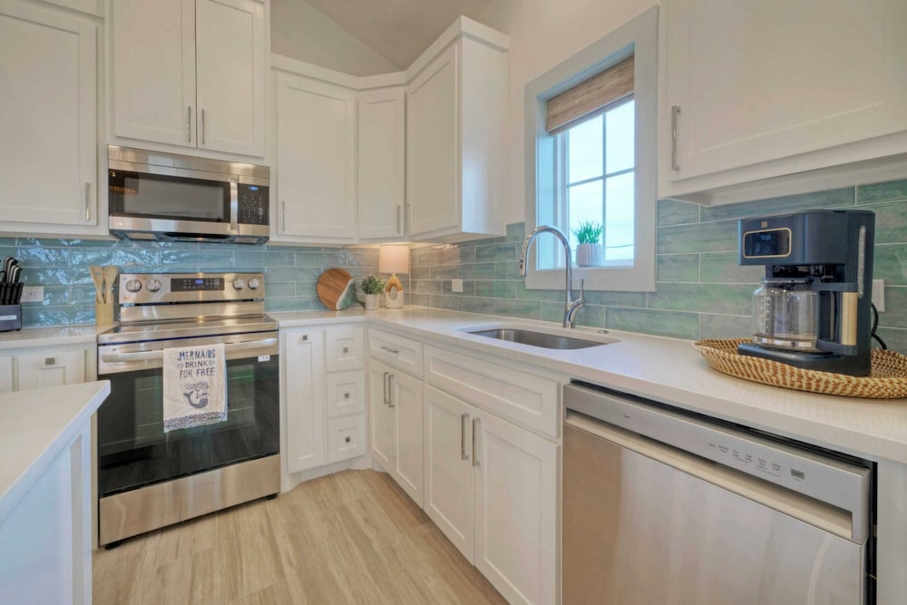 Sleeps 24 2 Homes, Walk to the Beach, Private Pools, Fire Pit, Modern Design