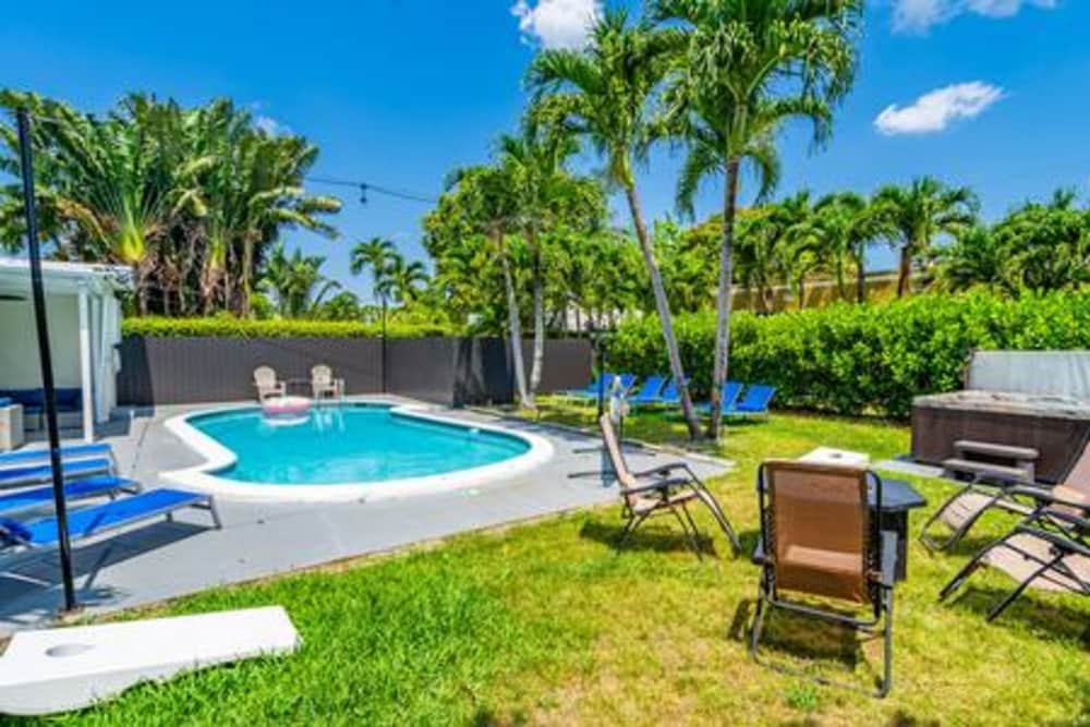 437 NE 107th Pool Hot Tub Patio 5 Bedrooms 3 Baths Parking